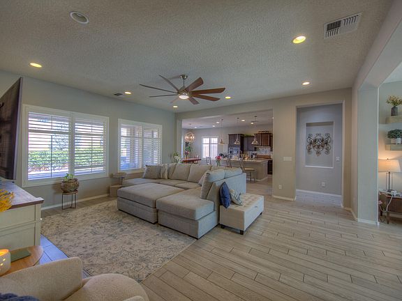 4th image of 4014 Plaza Colina NE