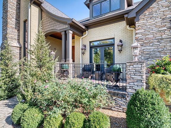 3rd image of 8 Whitehouse Dr