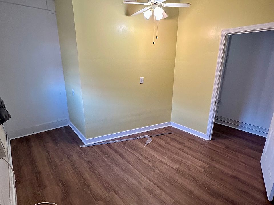 Full View of the Room along with a 'nook' area that can be perfect for study or work space!