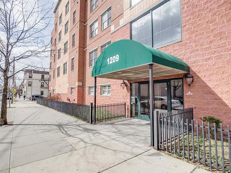 1209 Summit Ave #420 — Photo 1