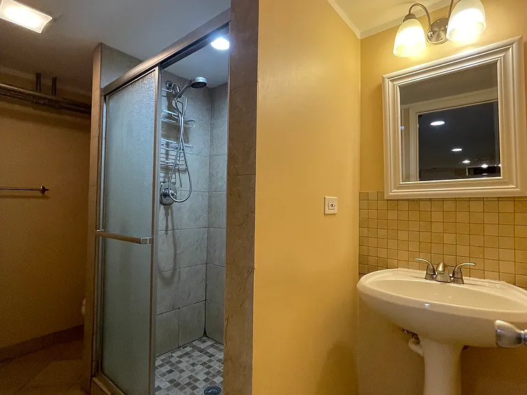 4021 W Barry Ave #G — Photo 4