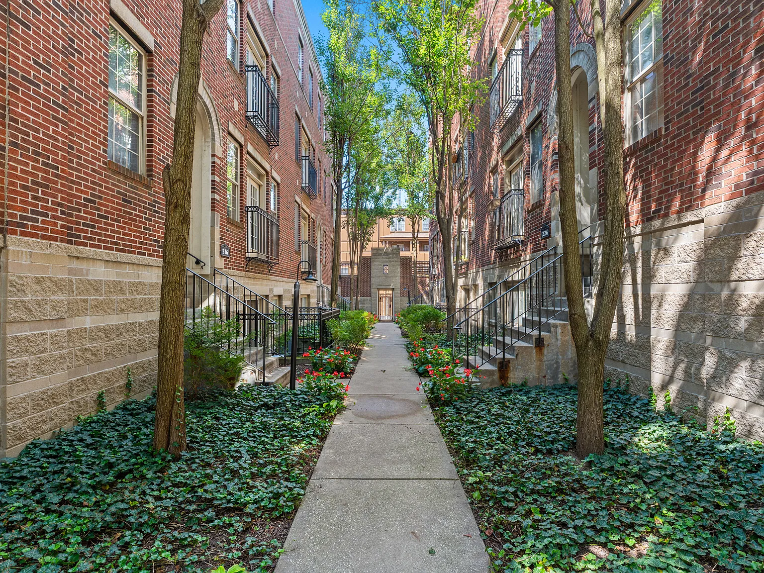 2 bed, 2.5 bath, 2064 sqft, $2,600 — Photo 2