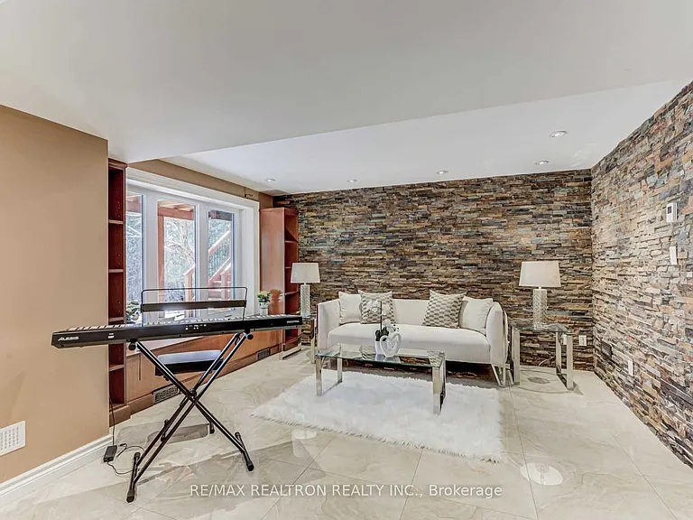 47 Summitcrest Dr #LOWER — Photo 5