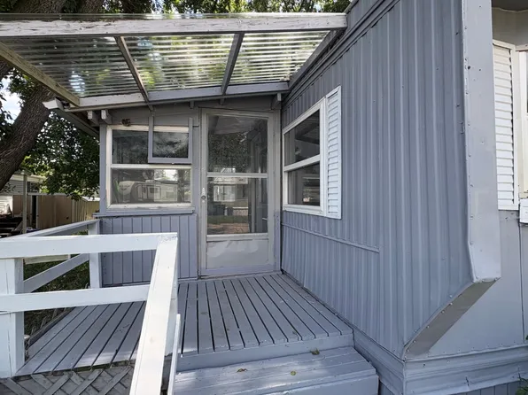 11 Bentwood Ln, Hastings, NE 68901