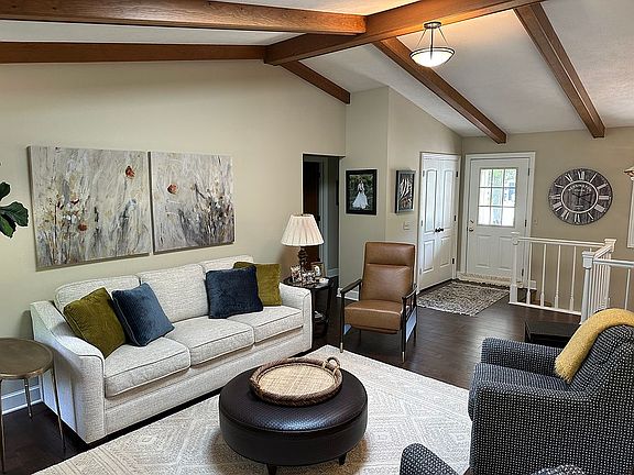 Lvng Rm with Vaulted Ceiling