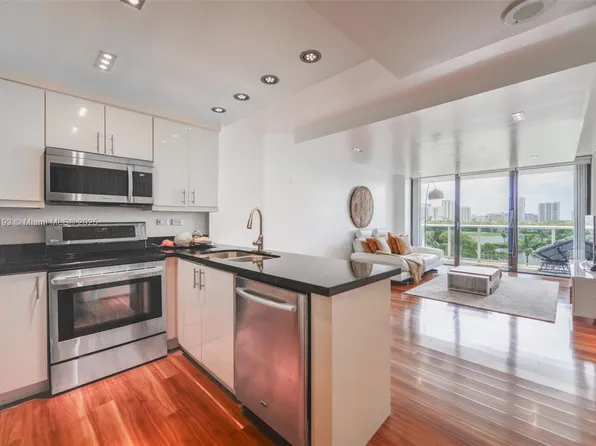 3625 N Country Club Dr APT 707, Aventura, FL 33180