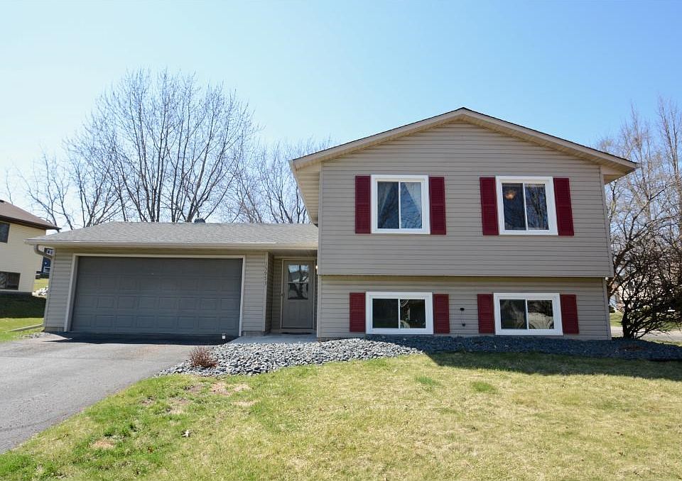 Beautiful 2-level split home in Apple Valley