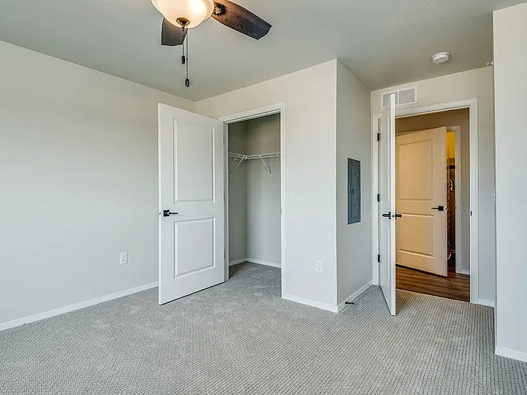 The Peninsula Apartments — Photo 7