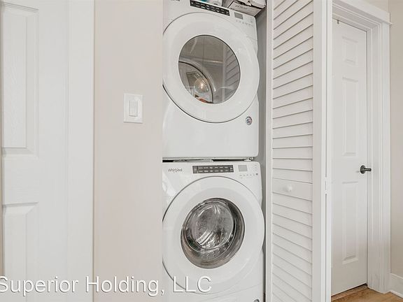 5th image of 1447 W Superior St #105