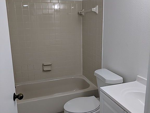 Second / Hall Bathroom