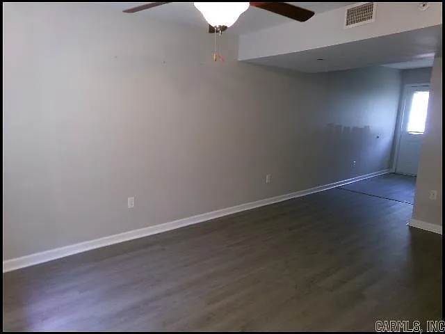 2 bed, 1.5 bath, 904 sqft, $799 — Photo 3