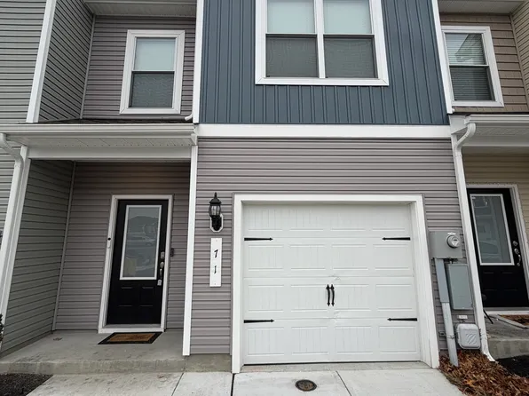 86 Bloomsbury St, Falling Waters, WV 25419