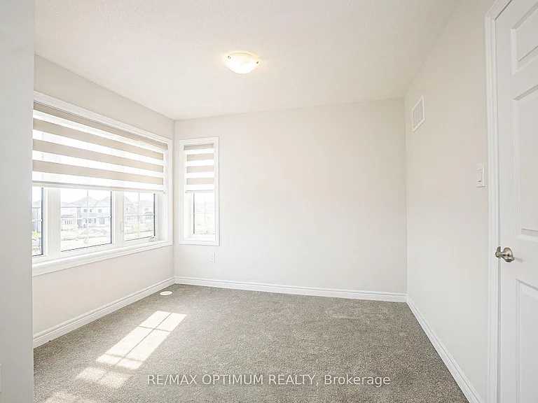 70 Keyworth Cres — Photo 13
