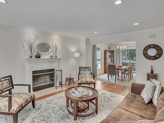 4th image of 5001 Applewood Cir