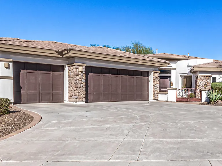 9246 W Molly Ln — Photo 4