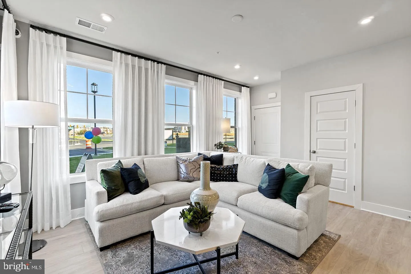 3 bed, 2.5 bath, 1576 sqft, $3,199 — Photo 3