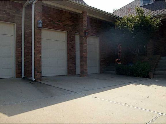 3rd image of 613 W Whitcliff Dr