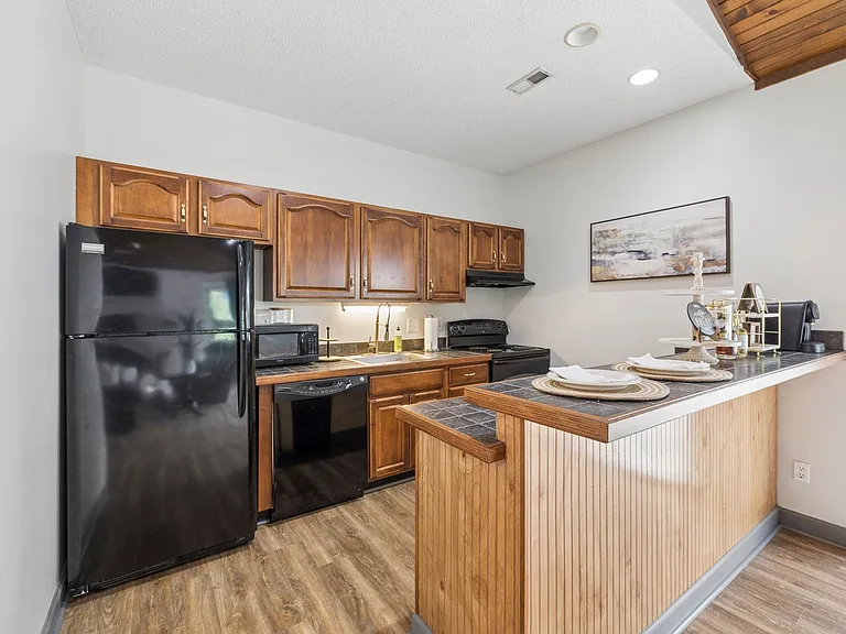 Country Shores Apartments — Photo 5