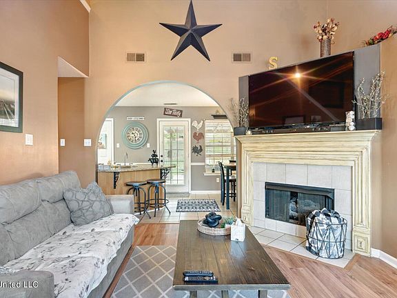 4th image of 9823 Dogwood Ct E