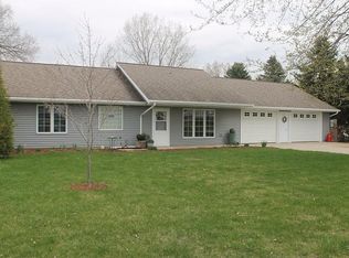 N8410 North St, Ixonia, WI 53036