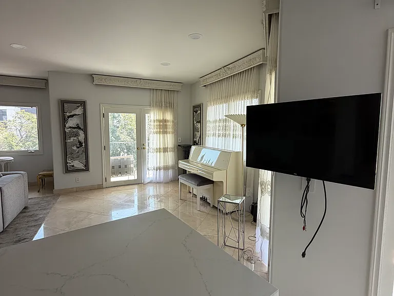 435 Arnaz Dr #200 — Photo 27