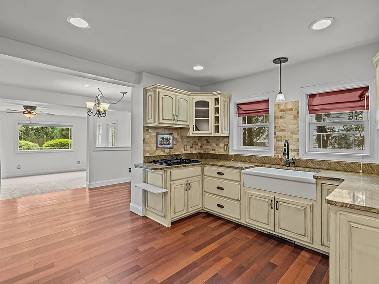 835 N Ashe St — Photo 33