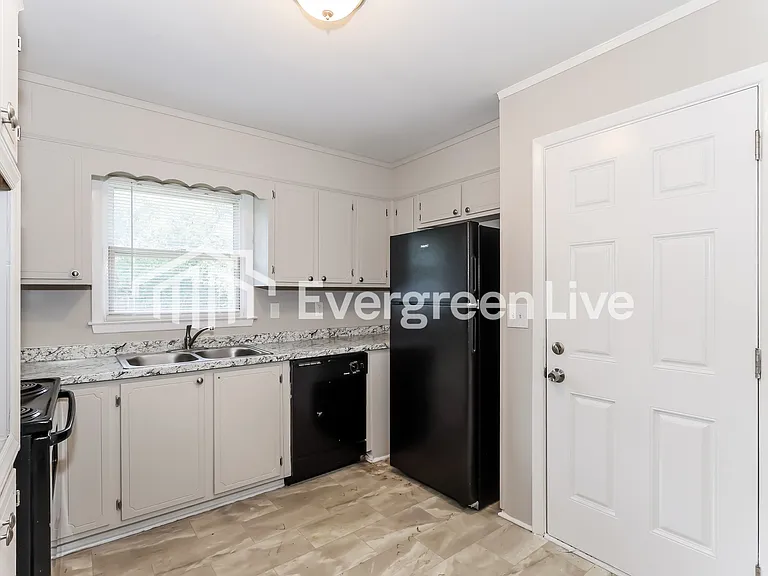 210 Bryant Ave — Photo 7