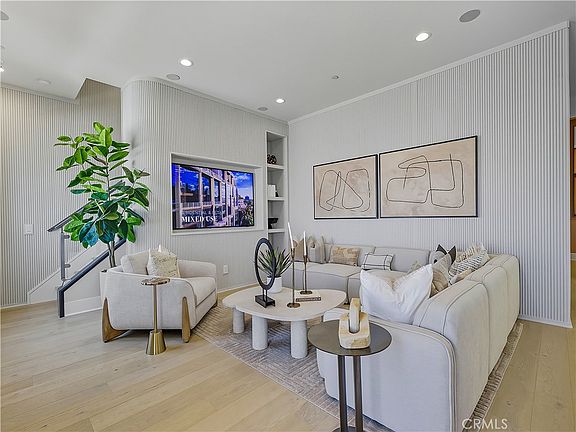 4th image of 2328 Liv Way
