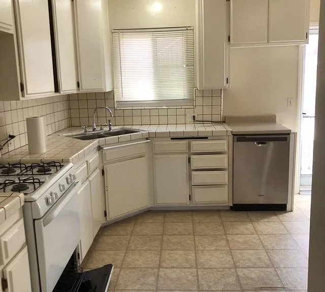 1010 E Imperial Ave — Photo 2