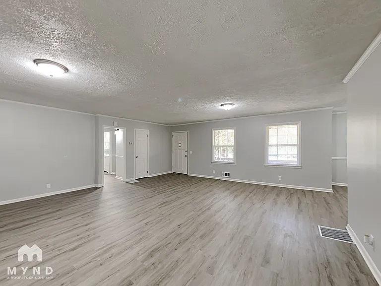 1290 Maple St SE — Photo 5