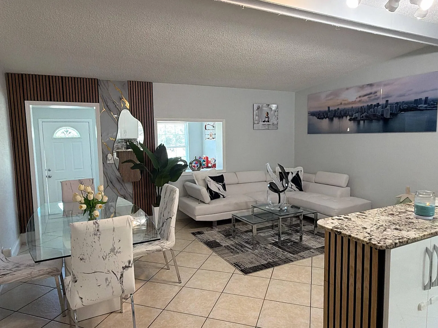 4 bed, 2.0 bath, 1291 sqft, $2,650 — Photo 2