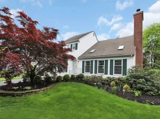 8 Hampton Ct, Basking Ridge, NJ 07920