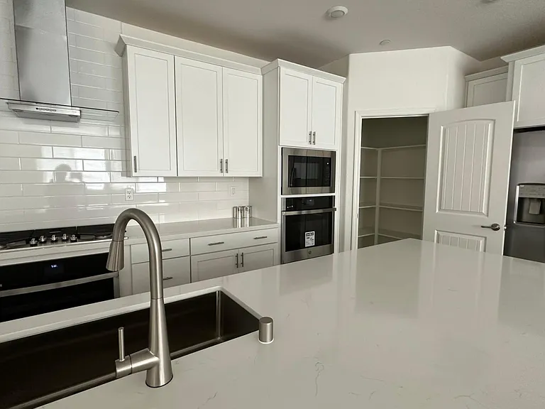 549 Knightsbridge Ct — Photo 9