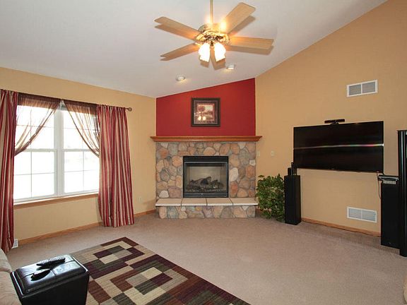 3rd image of 9673 S Wintergreen Dr
