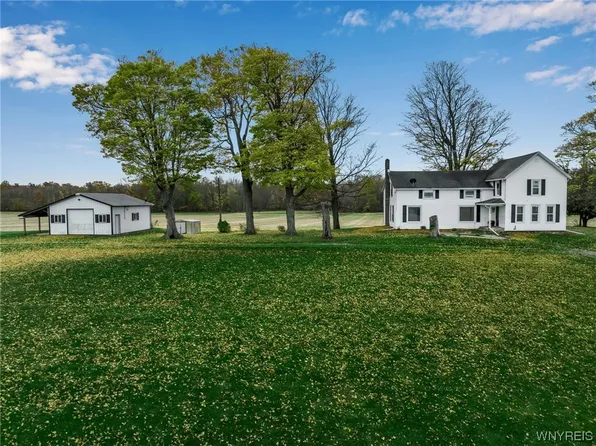 10300 W Shelby Rd, Middleport, NY 14105