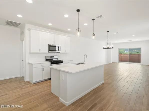 9870 N Solstice Ave, Tucson, AZ 85743