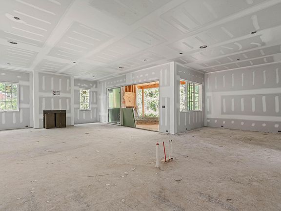 5th image of 415 Webster St