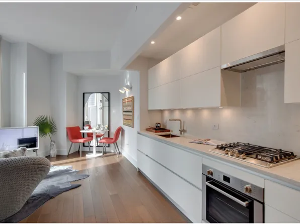 222 East 44th Street PHM image 3 of 11