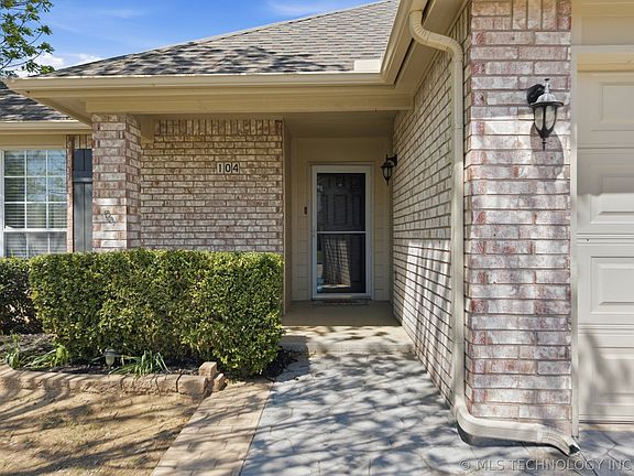 3rd image of 104 N Oak Pl