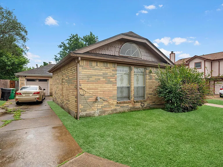 6338 Southwood Ct N — Photo 12