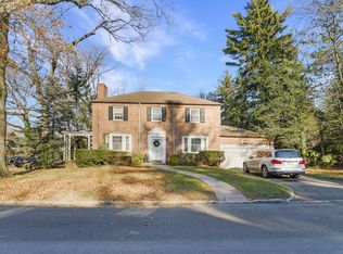 39 Welwyn Rd, Great Neck, NY 11021