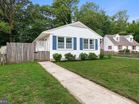 2nd image of 824 Springfield Cir