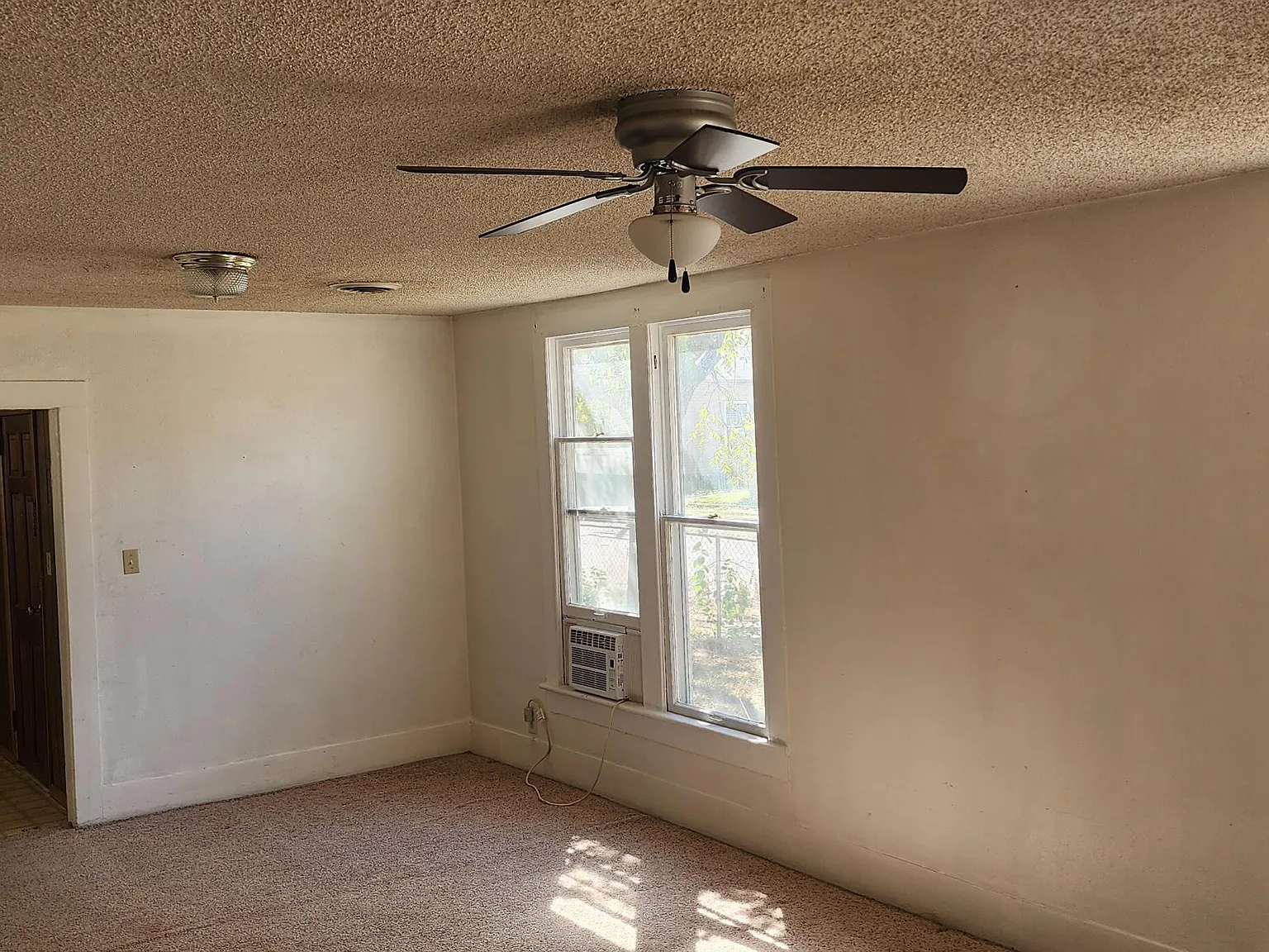 2 bed, 1.0 bath, 896 sqft, $950 — Photo 2