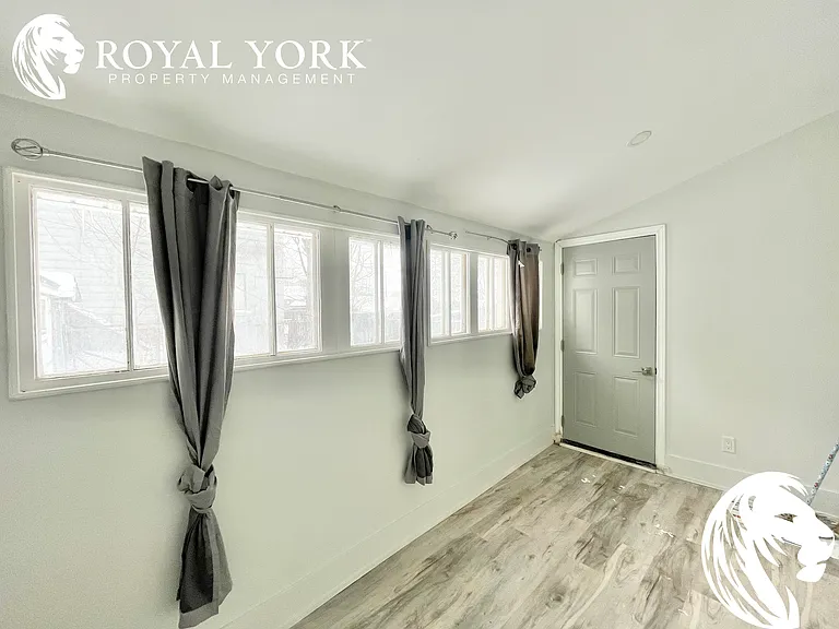 35 Concession St — Photo 8