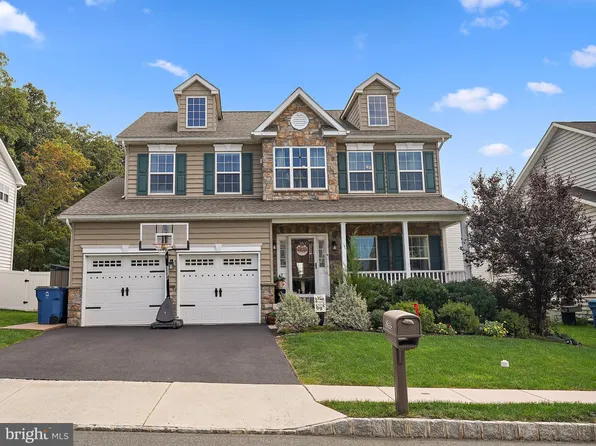 2205 Sunnyvale Dr, Pennsburg, PA 18073