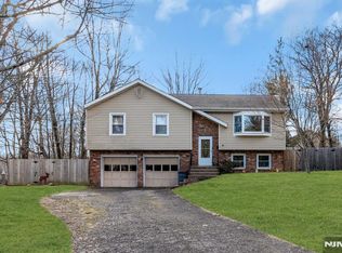 6 Whites Ln, Waldwick, NJ 07463