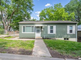 18 Riverview Ln, Bettendorf, IA 52722
