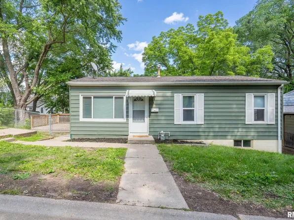 18 Riverview Ln, Bettendorf, IA 52722