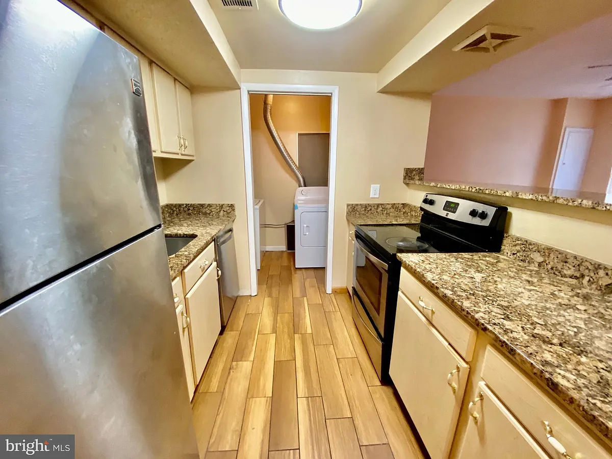 Building Photo - 8864 Walutes Cir #C