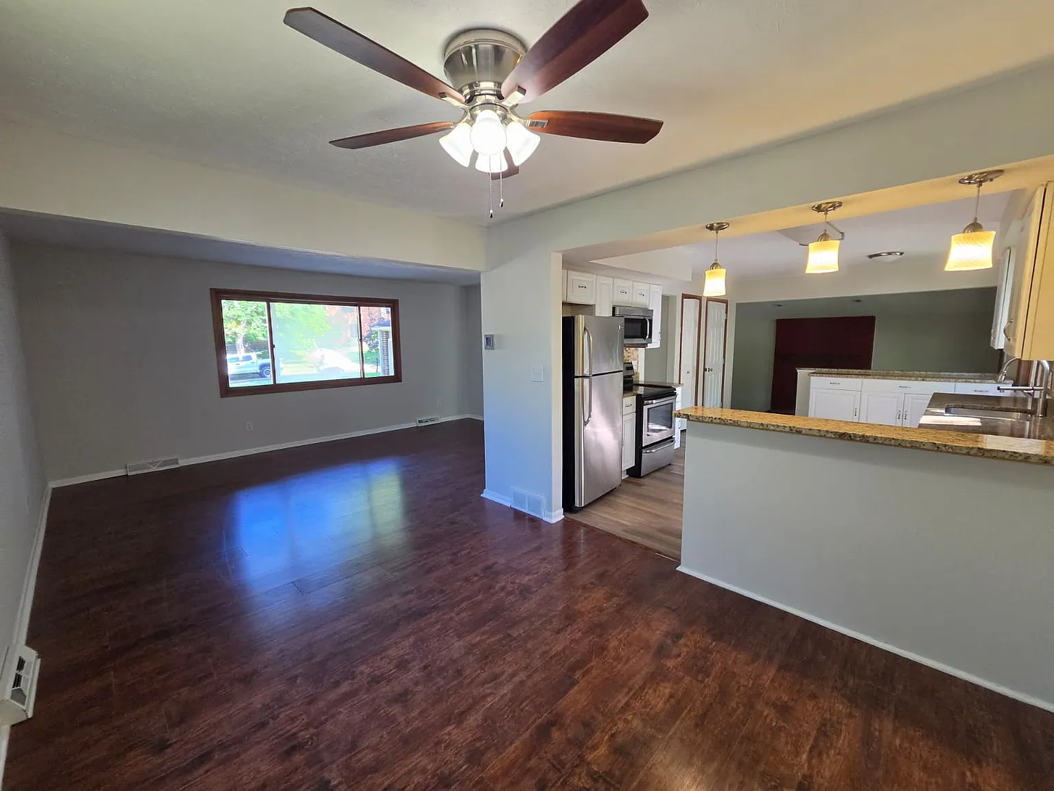 3 bed, 2.5 bath, 3225 sqft, $2,000 — Photo 3